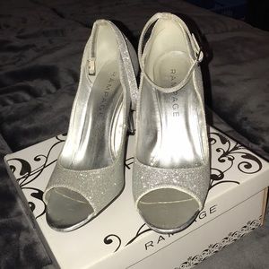 7.5 M Rampage “Roamona” Silver Glitter Heels